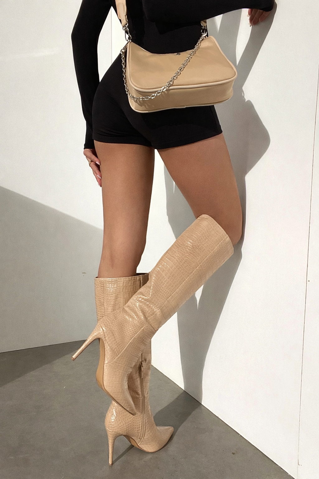 Belvaine | Damen Kniehohe Stiefel Kroko Stiletto - Beige - Image 3