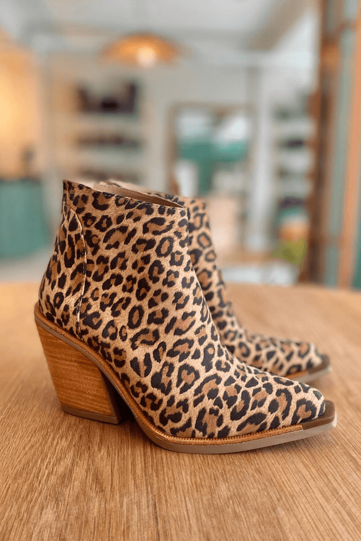 Flyndra | Damen Leopard Stiefeletten mit Blockabsatz - Leopard - Image 1