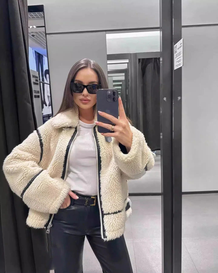 Halvindra | Damen Teddyjacke Oversize mit Kontraststreifen - Cream - Image 3