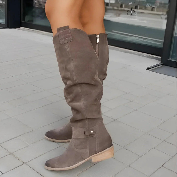 Selvaine | Damen Kniehohe Stiefel Wildlederoptik - Taupe - Image 4