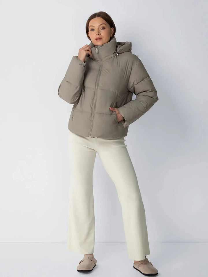 Solveig | Damen Kurze Winterjacke mit Kapuze - Taupe - Image 1