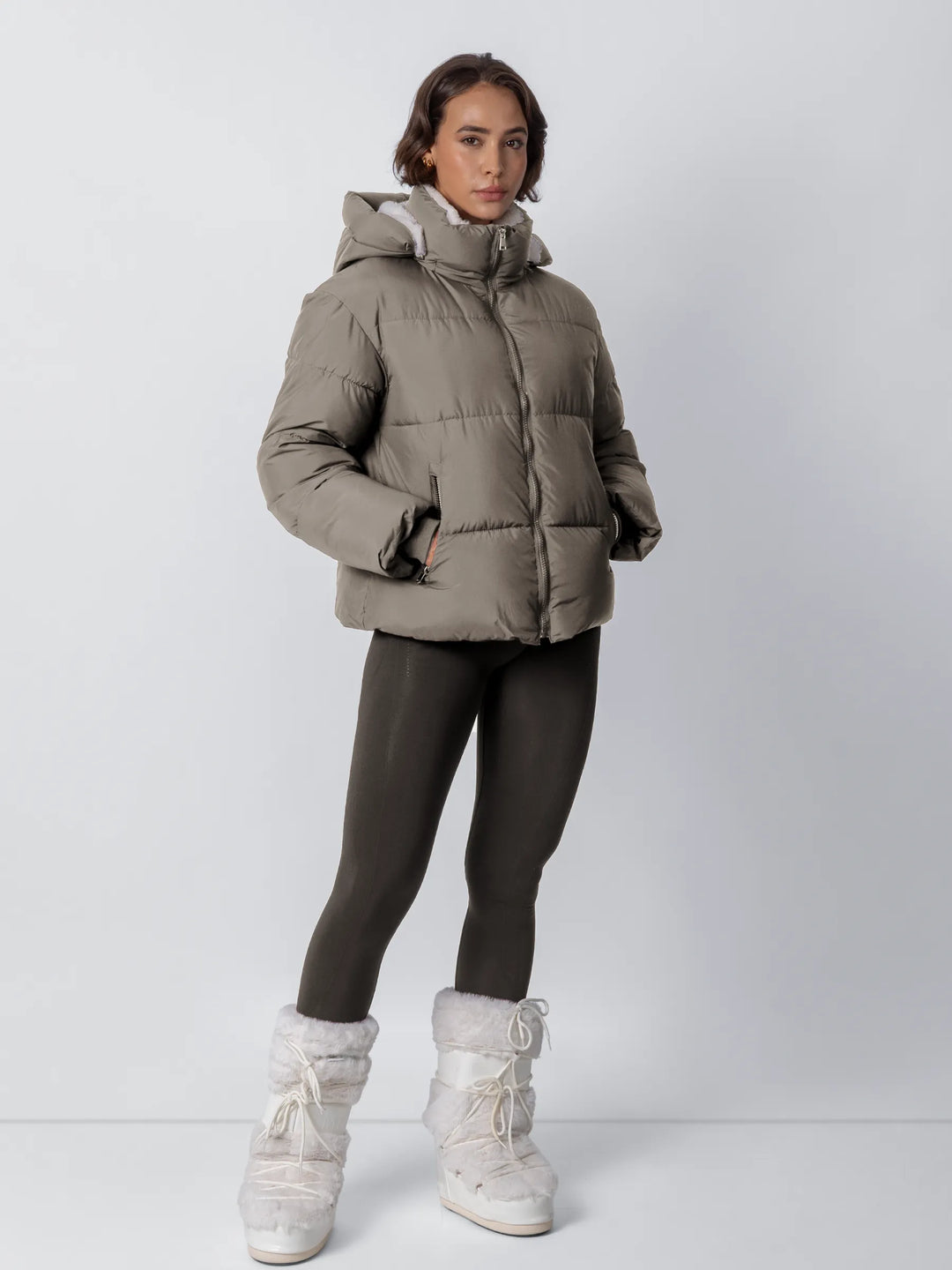 Solveig | Damen Kurze Winterjacke mit Kapuze - Taupe - Image 2