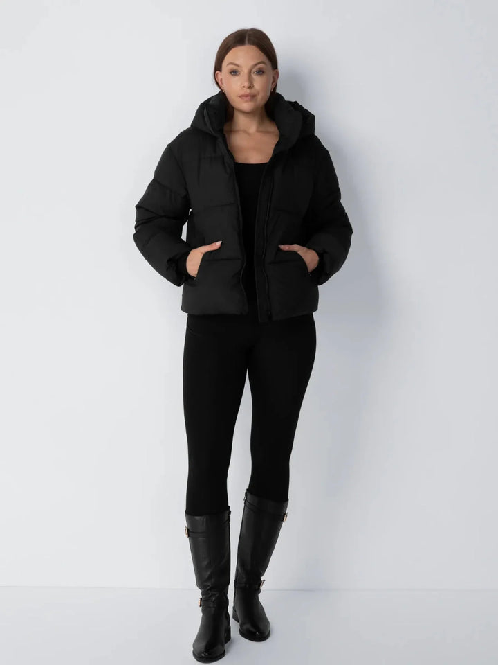 Solveig | Damen Kurze Winterjacke mit Kapuze - Taupe - Image 3