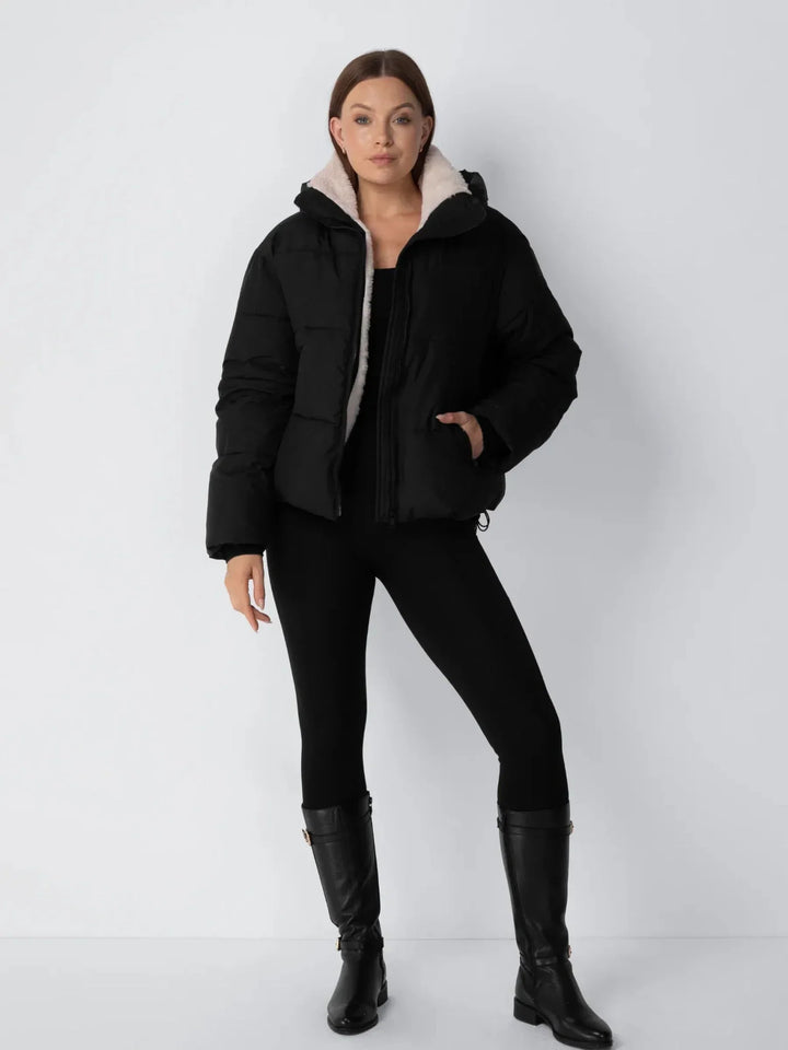 Solveig | Damen Kurze Winterjacke mit Kapuze - Taupe - Image 4