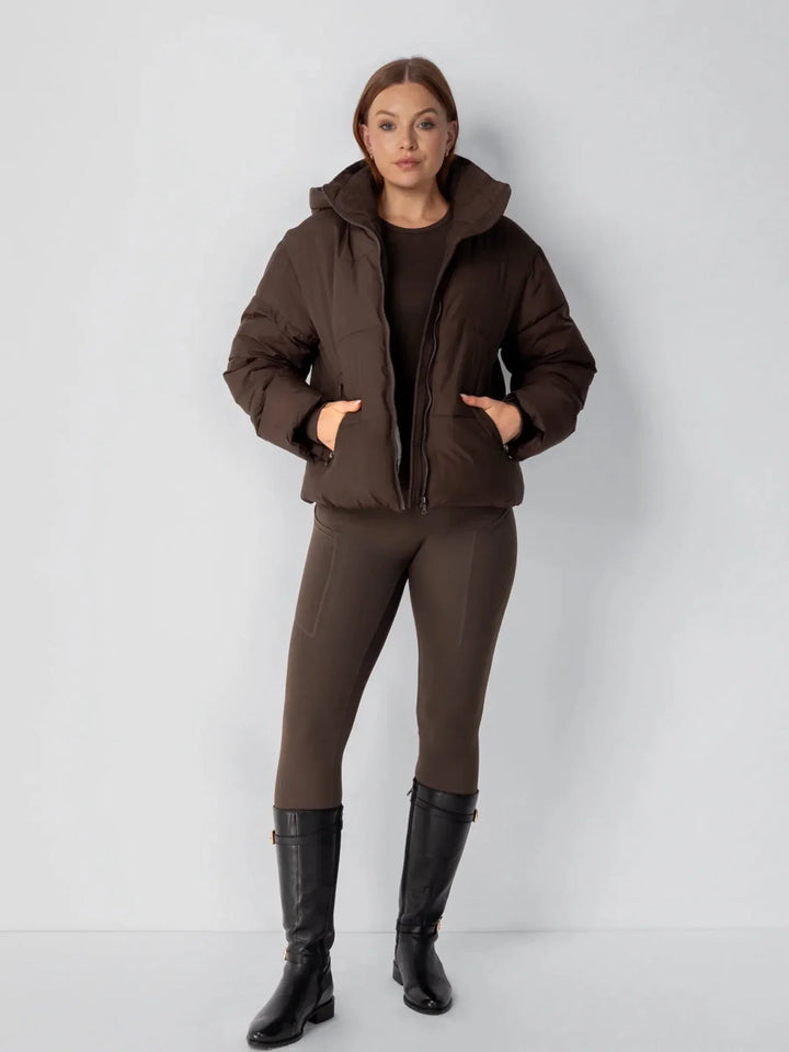 Solveig | Damen Kurze Winterjacke mit Kapuze - Taupe - Image 7