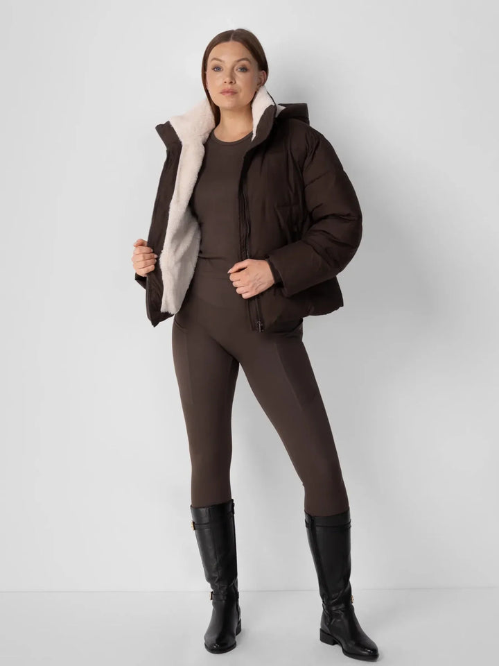 Solveig | Damen Kurze Winterjacke mit Kapuze - Taupe - Image 8
