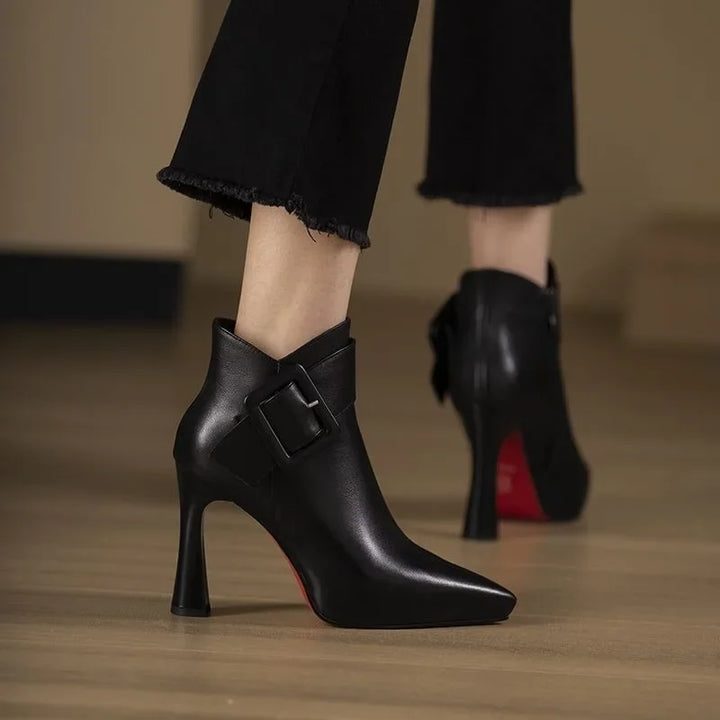 Thordis | Damen Stiefeletten mit Blockschnalle &amp; Absatz - Black - Image 2