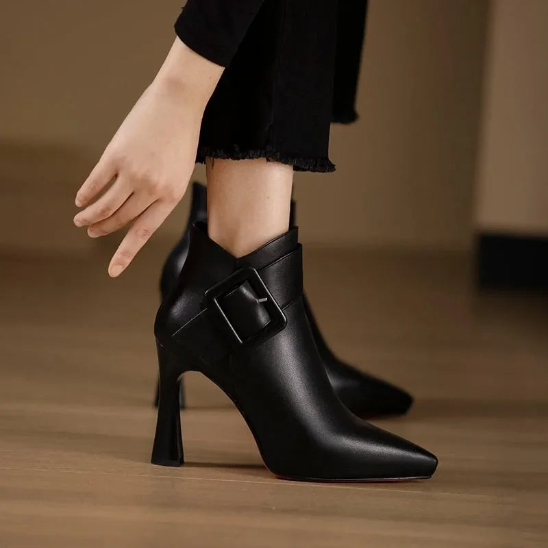 Thordis | Damen Stiefeletten mit Blockschnalle &amp; Absatz - Black - Image 3