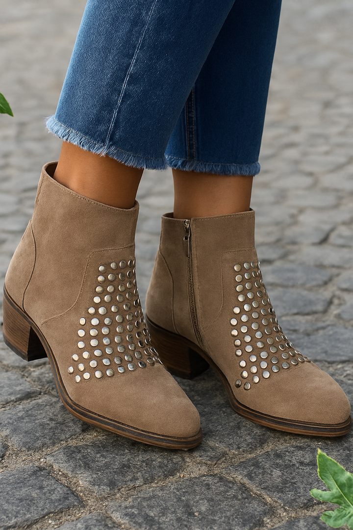 Veldrun | Damen Stiefeletten Blockabsatz Nieten - Taupe - Image 2