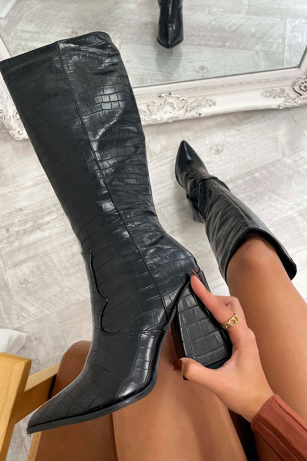 Vordelle | Damen Kniehohe Stiefel Krokodilprägung - Black - Image 2