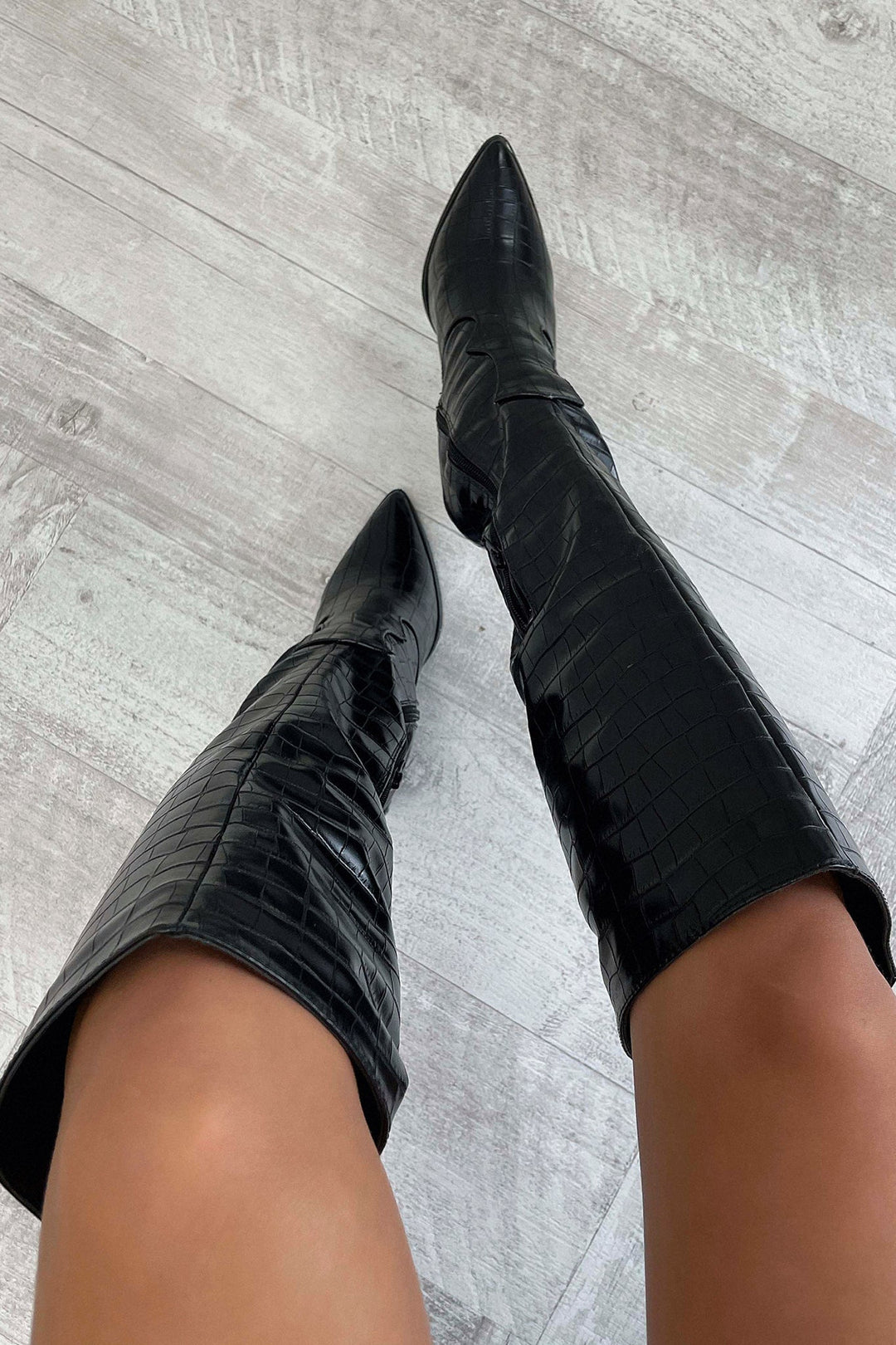 Vordelle | Damen Kniehohe Stiefel Krokodilprägung - Black - Image 4